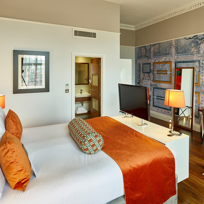 King Bed Standard Room Orange with TV
